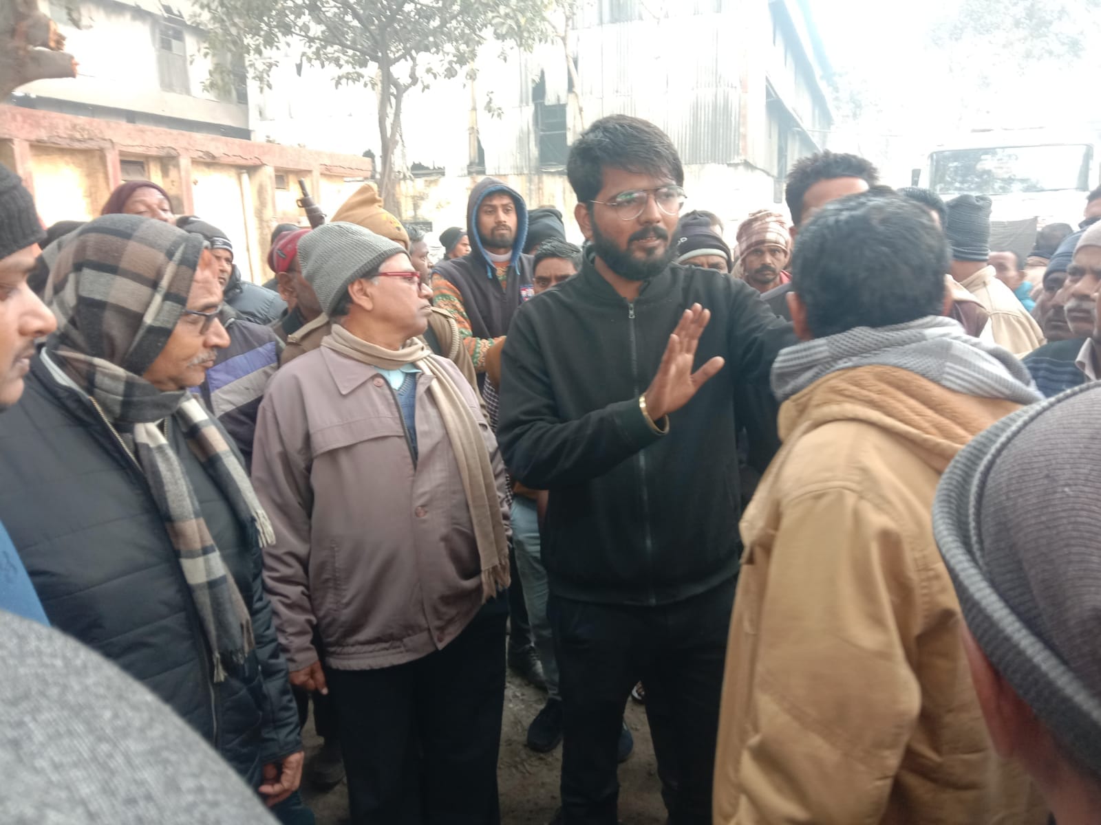 कर्मचारी की पिटाई के बाद चीनी मिल परिसर में एकत्र कर्मचारी ।-संवाद