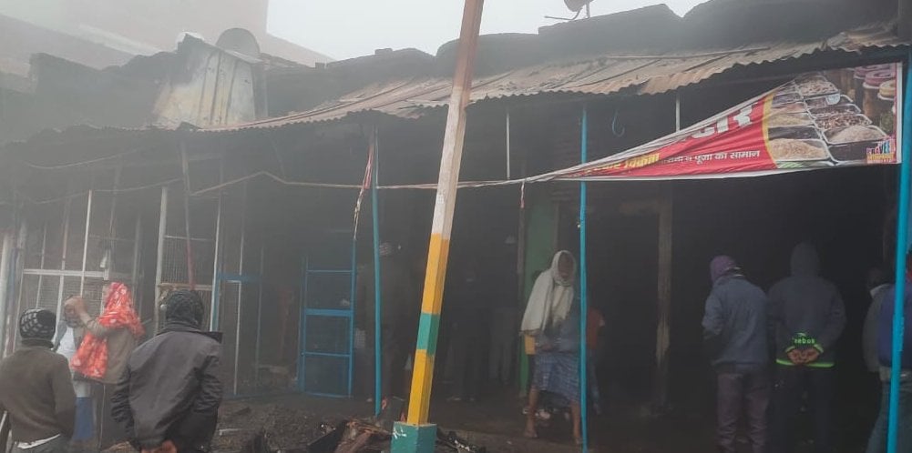 कटरामेदनीगंज चौराहे पर दुकान में लगी आग। संवाद कटरामेदनीगंज चौराहे पर दुकान में लगी आग। संवाद