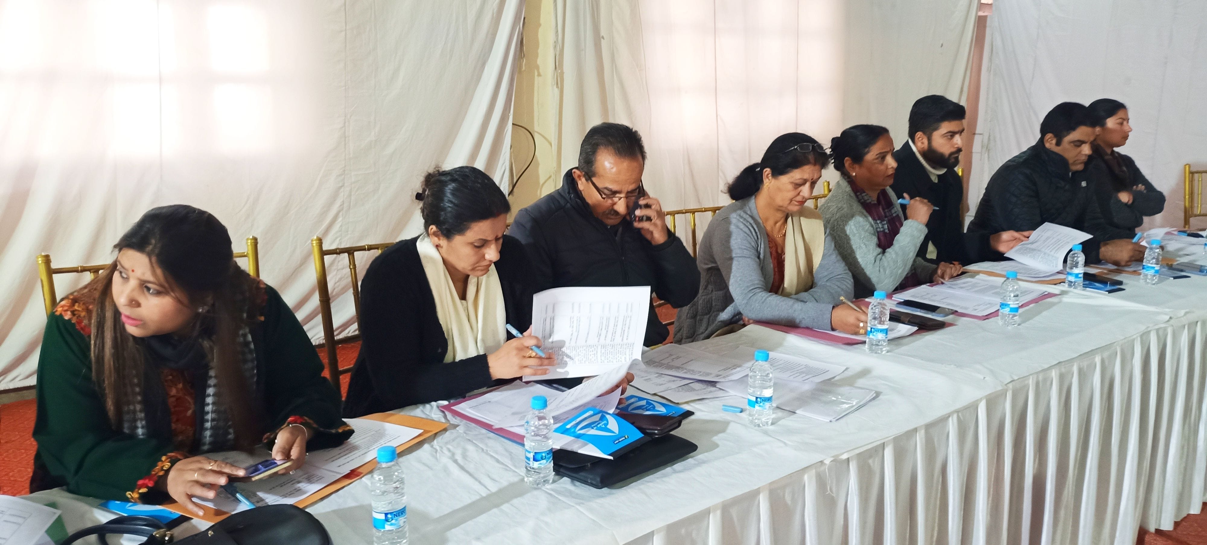 सोलन के नगर निगम सभागार में आयोजित आम सभा बैठक की अध्यक्षता करती महापौर ऊषा शर्मा। संवाद