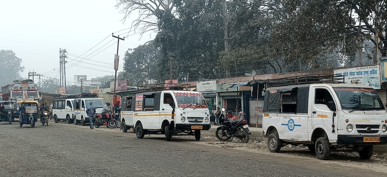 गजरौला में वाहन के इंतजार में खड़ी सवारिया । संवाद