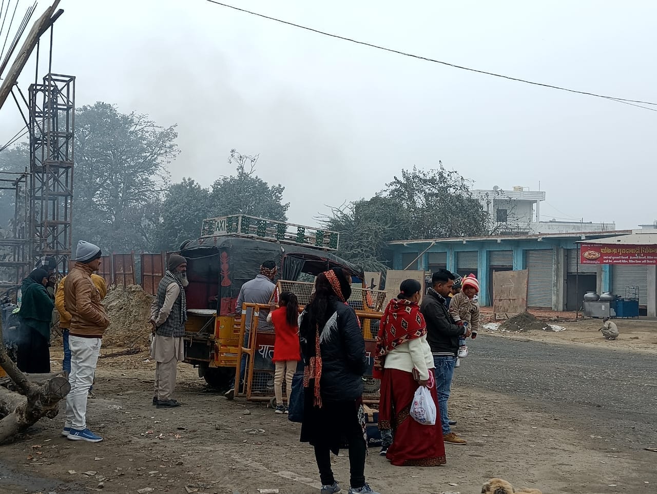 गजरौला में वाहन के इंतजार में खड़ी सवारिया । संवाद