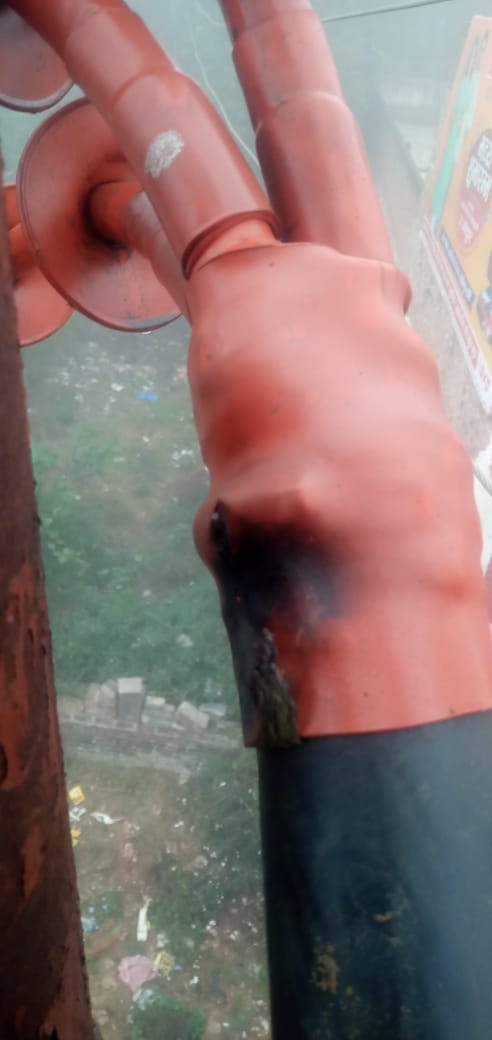 गोला रोड पर फाल्ट सही करता कर्मचारी-स्रोत विभाग गोला रोड पर फाल्ट सही करता कर्मचारी-स्रोत विभाग