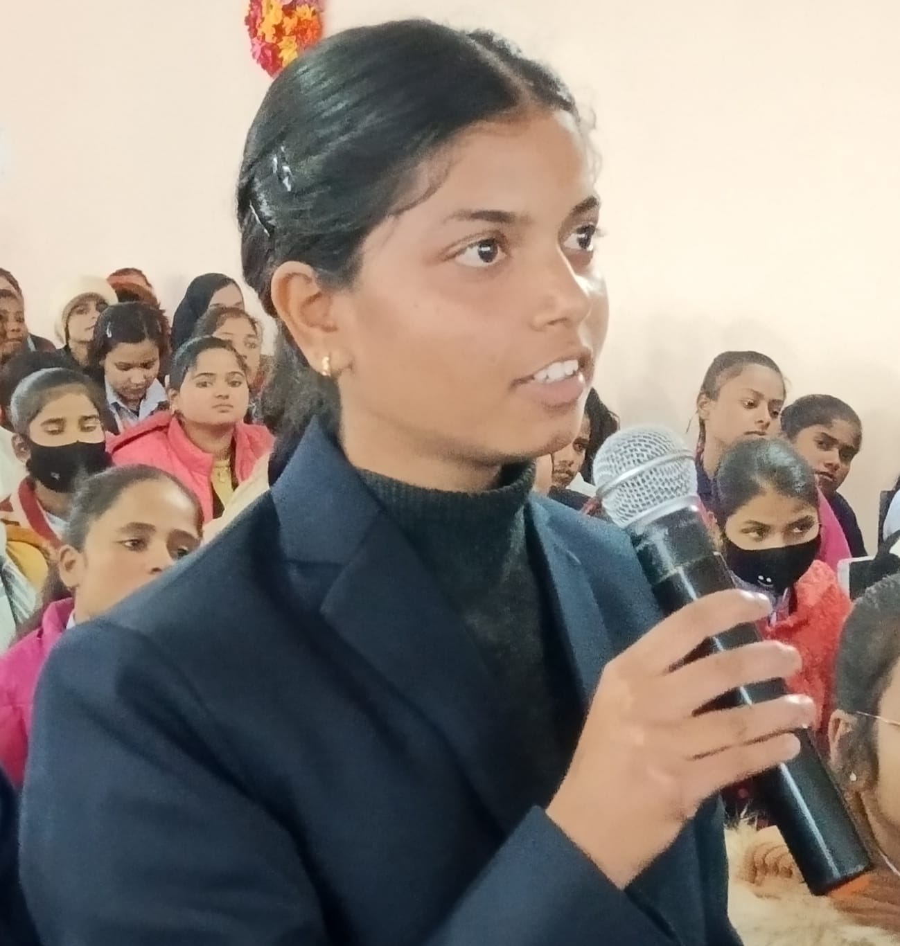 जेएमबी इंस्टीटयूट में आयोजित पुलिस की पाठशाला में मौजूद छात्राएं । संवाद