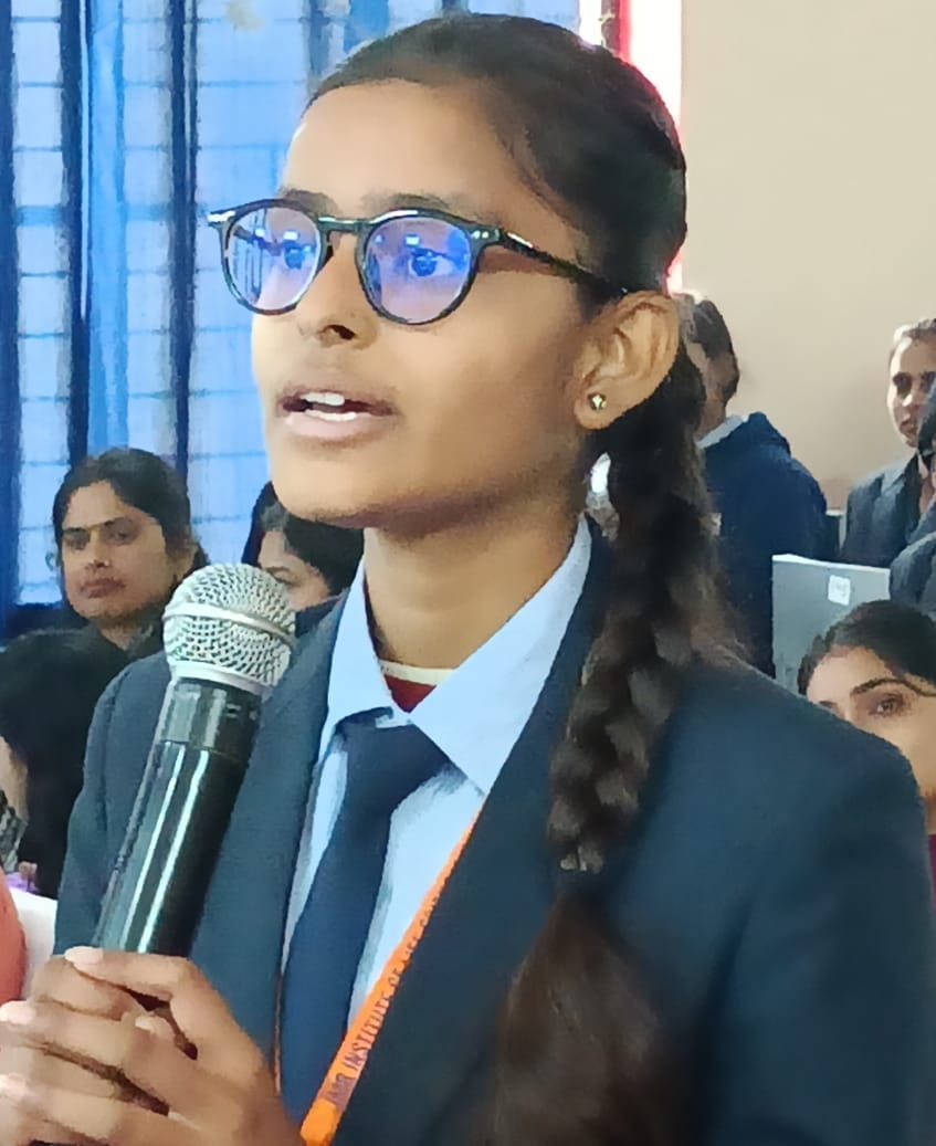 जेएमबी इंस्टीटयूट में आयोजित पुलिस की पाठशाला में मौजूद छात्राएं । संवाद