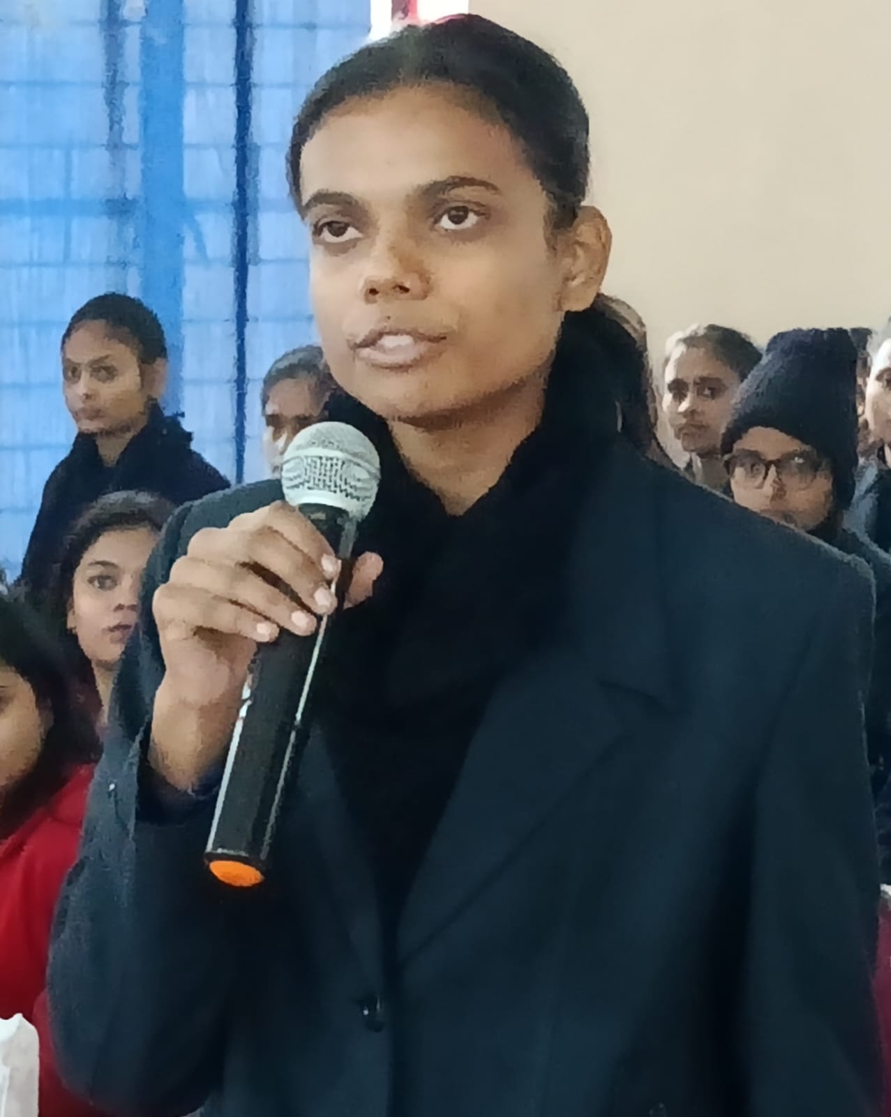 जेएमबी इंस्टीटयूट में आयोजित पुलिस की पाठशाला में मौजूद छात्राएं । संवाद