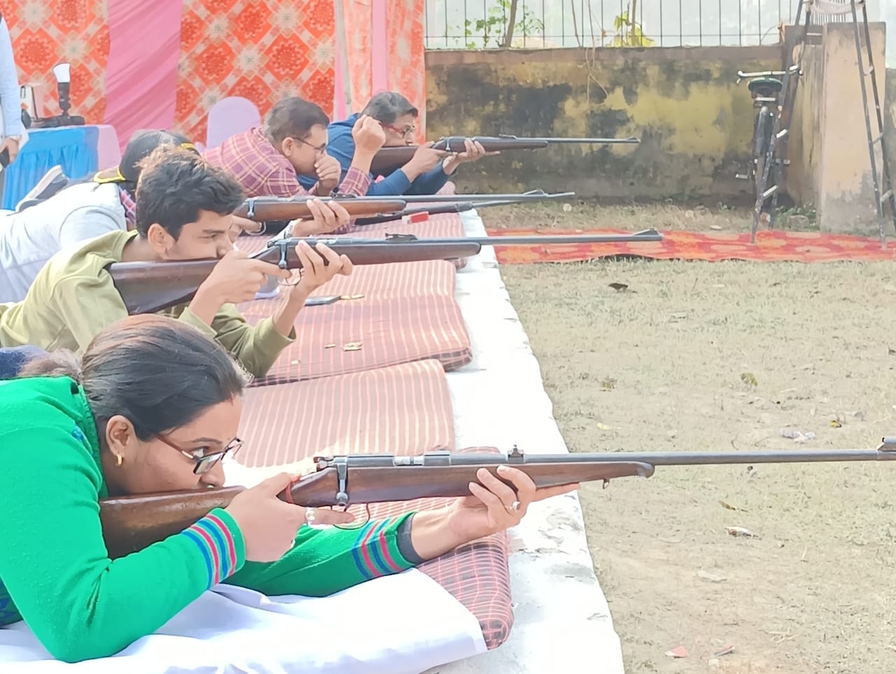 जिला रायफल क्लब की शूटिंग प्रतियोगिता में निशाना लगाते डीएम । स्रोत - सूचना विभाग