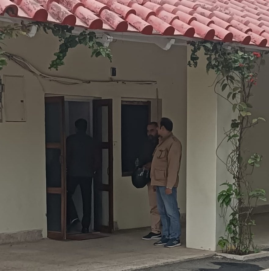 कुंडा डाकघर में सीबीआई के छापे के दौरान बाहर जुटे लोग। संवाद कुंडा डाकघर में सीबीआई के छापे के दौरान बाहर जुटे लोग। संवाद