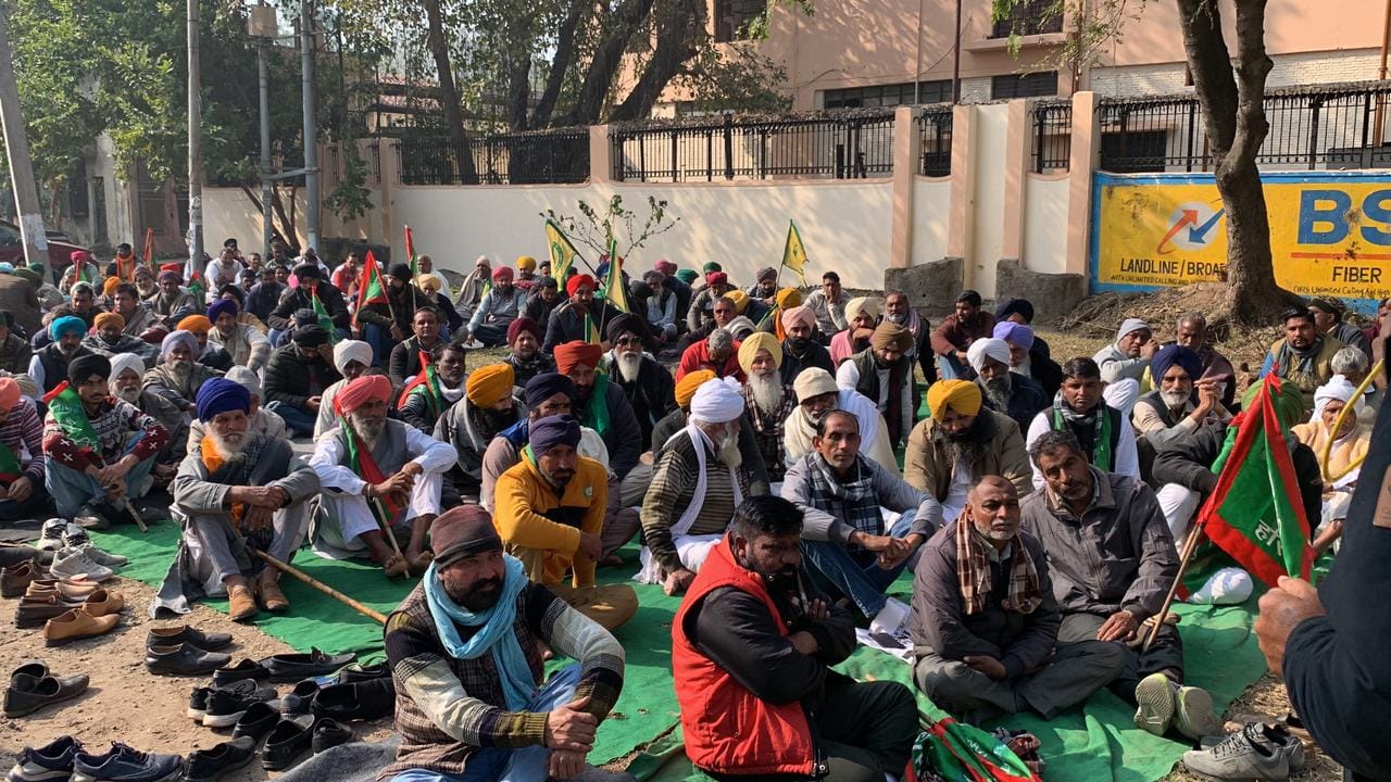 नारायणगढ़ में धरना देते गन्ना किसान। नारायणगढ़ में धरना देते गन्ना किसान।
