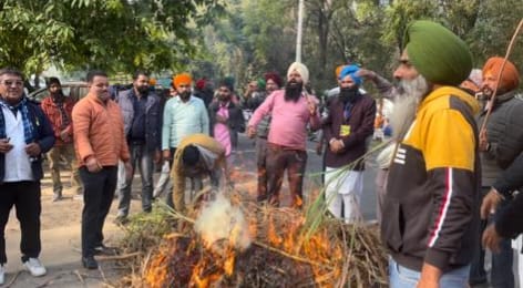 नारायणगढ़ में धरना देते गन्ना किसान। नारायणगढ़ में धरना देते गन्ना किसान।
