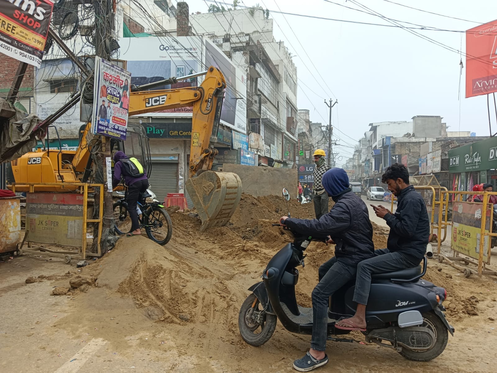 सदर बाजार चोराहा पर खोदाई के चलते लाल इमली चौराहा से पंखी चौराहा मार्ग पर जाम में फंसे वाहन। सं