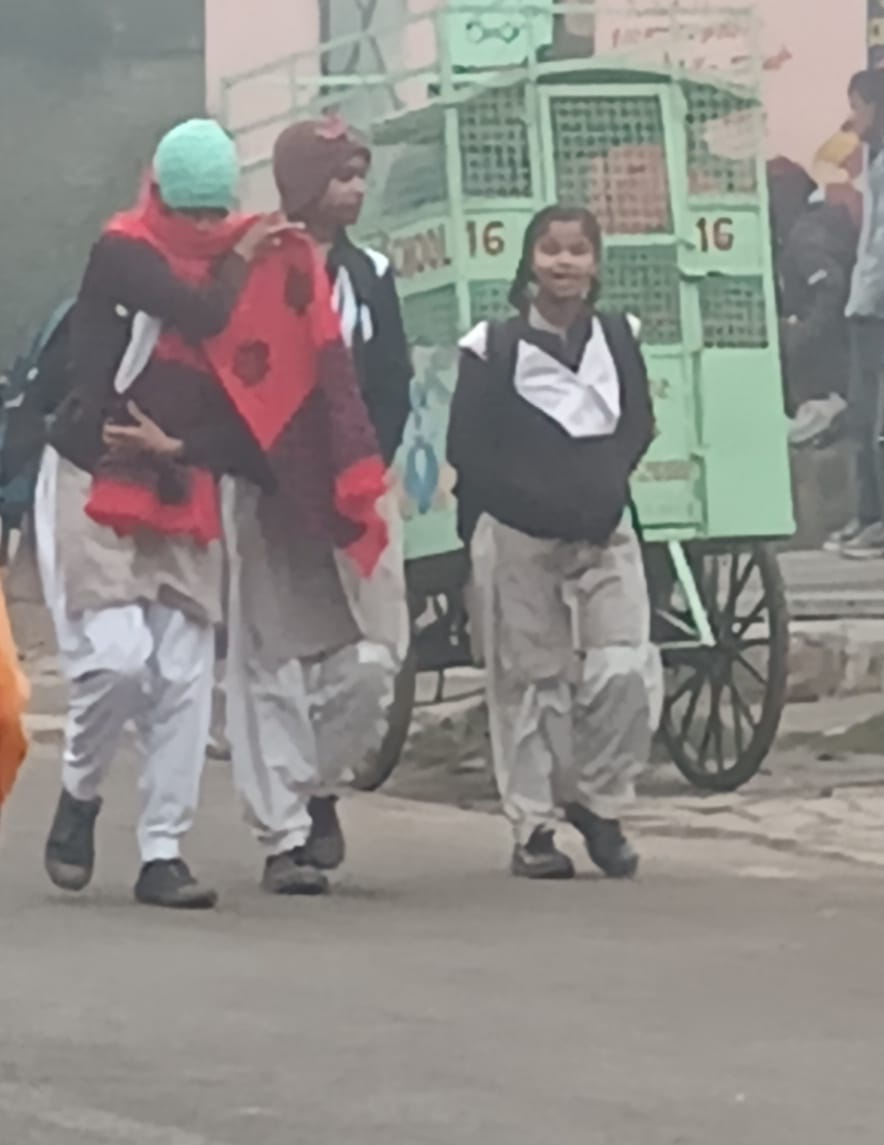 शुक्रवार की सुबह कोहरे व सर्दी से बचाव कर जाता राहागीर । संवाद