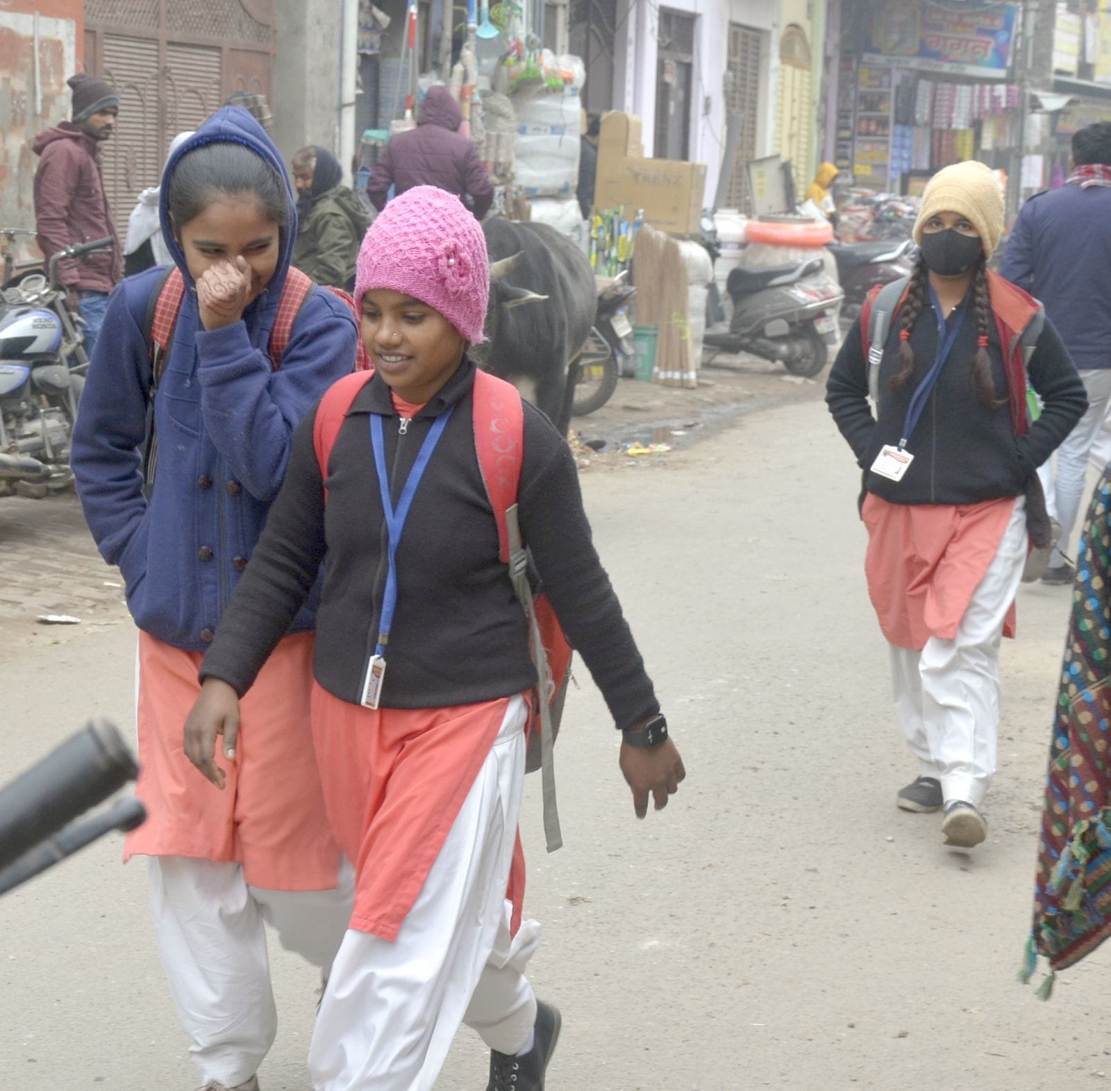 शुक्रवार में कोहरे में लाइट जलाकर जाते बाइक सबार। संवाद