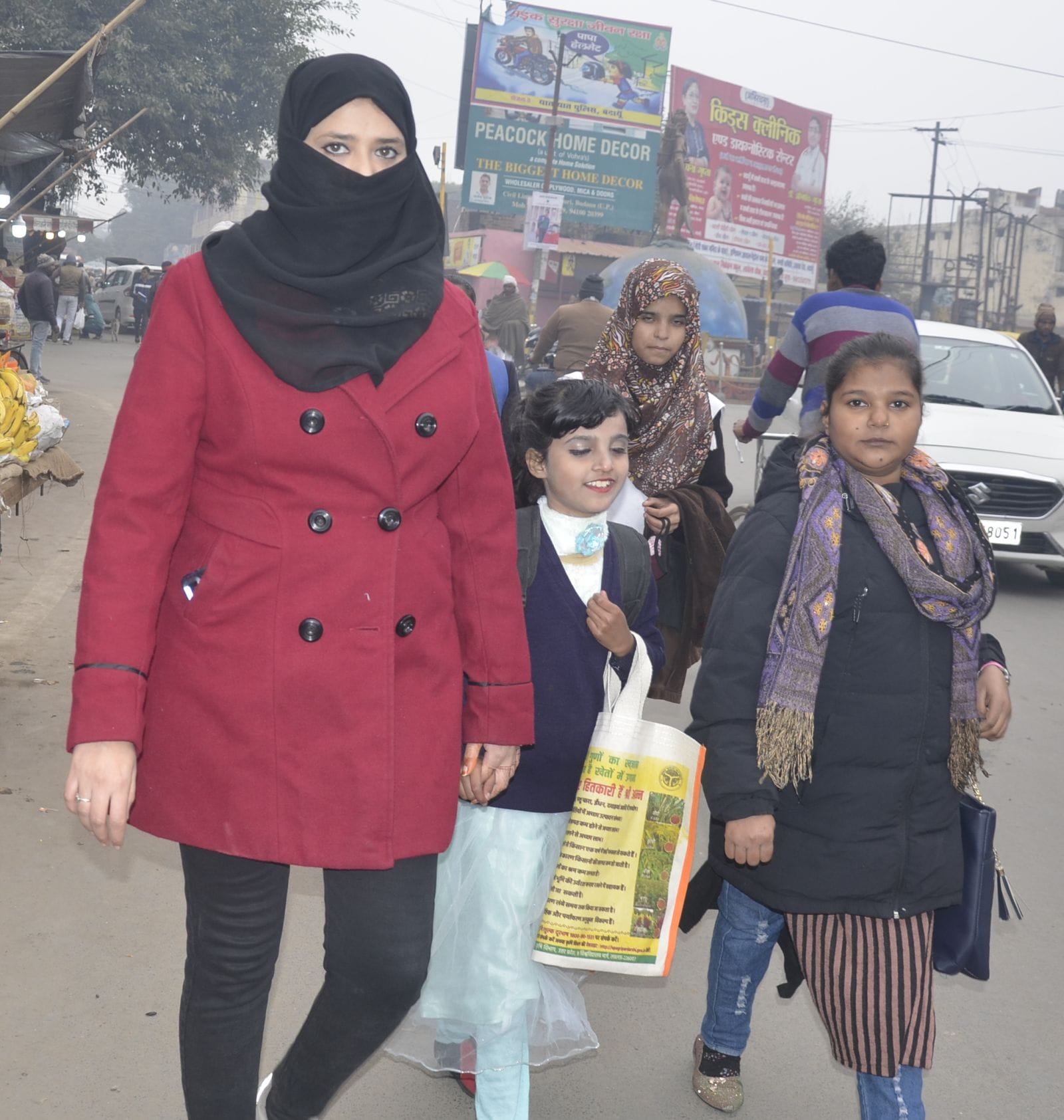 शुक्रवार में कोहरे में लाइट जलाकर जाते बाइक सबार। संवाद