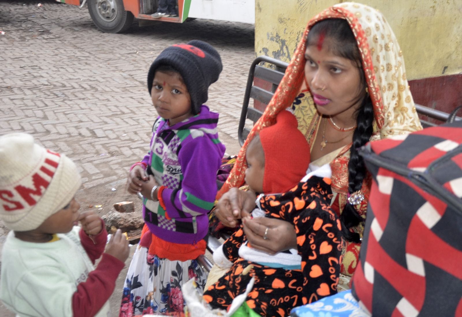 शुक्रवार में कोहरे में लाइट जलाकर जाते बाइक सबार। संवाद