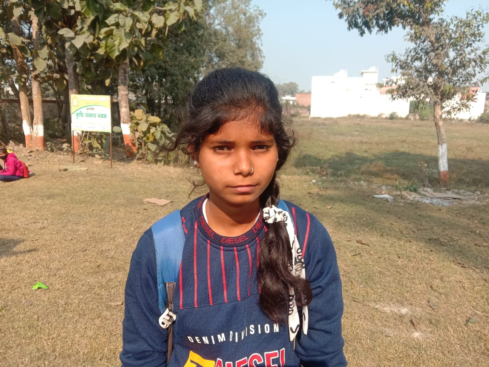 शारदा नदी पर बनाया जा रहा पैंटून पुल ।