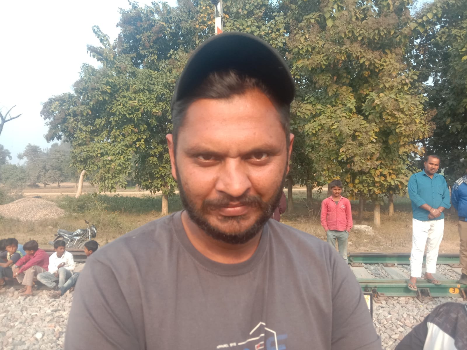 दुधियाखुर्द अंडरपास से निकलता बाइक सवार । संवाद