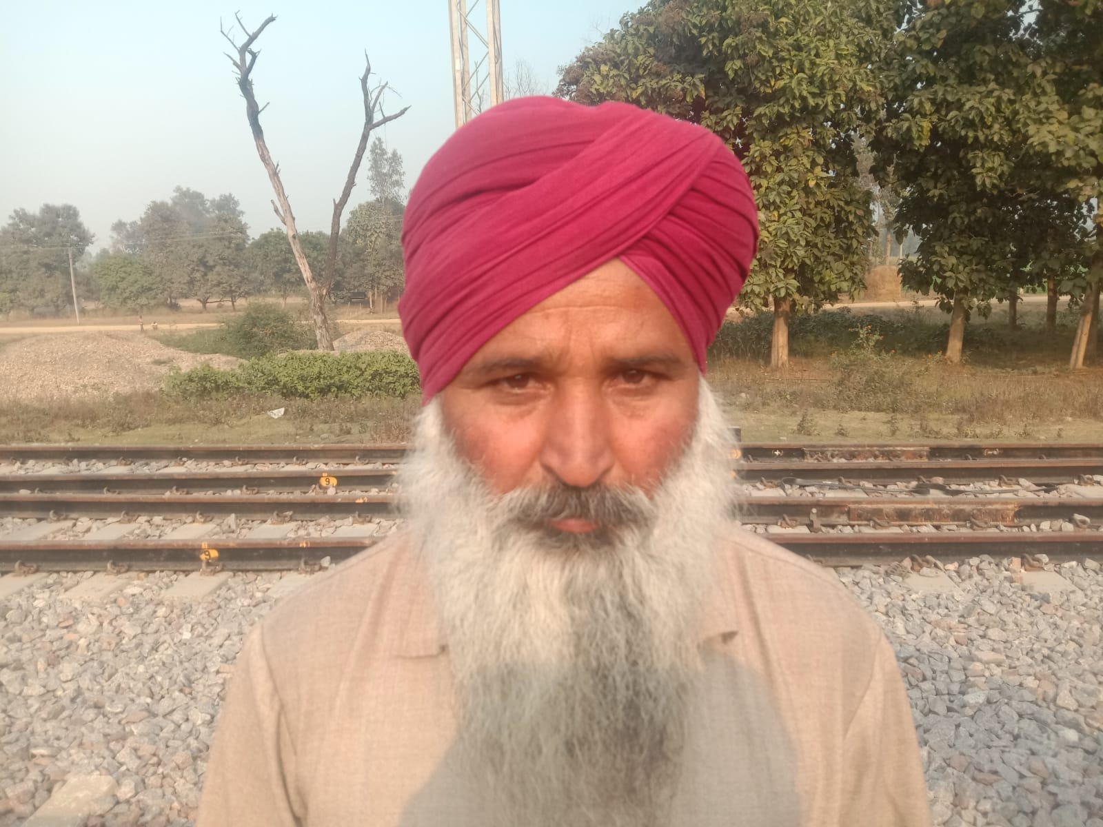 दुधियाखुर्द अंडरपास से निकलता बाइक सवार । संवाद