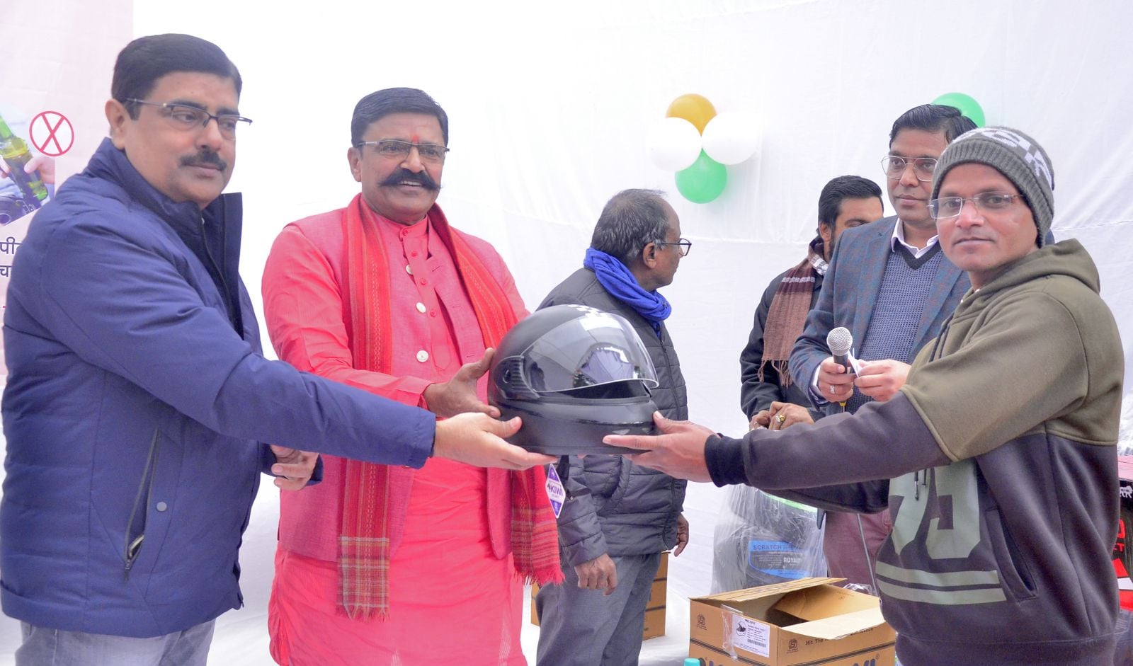 एआटीओ कार्यालय पर हेलमेट वितरित करते सदर विधायक व डीएम मनोज कुमार। संवाद एआटीओ कार्यालय पर हेलमेट वितरित करते सदर विधायक व डीएम मनोज कुमार। संवाद