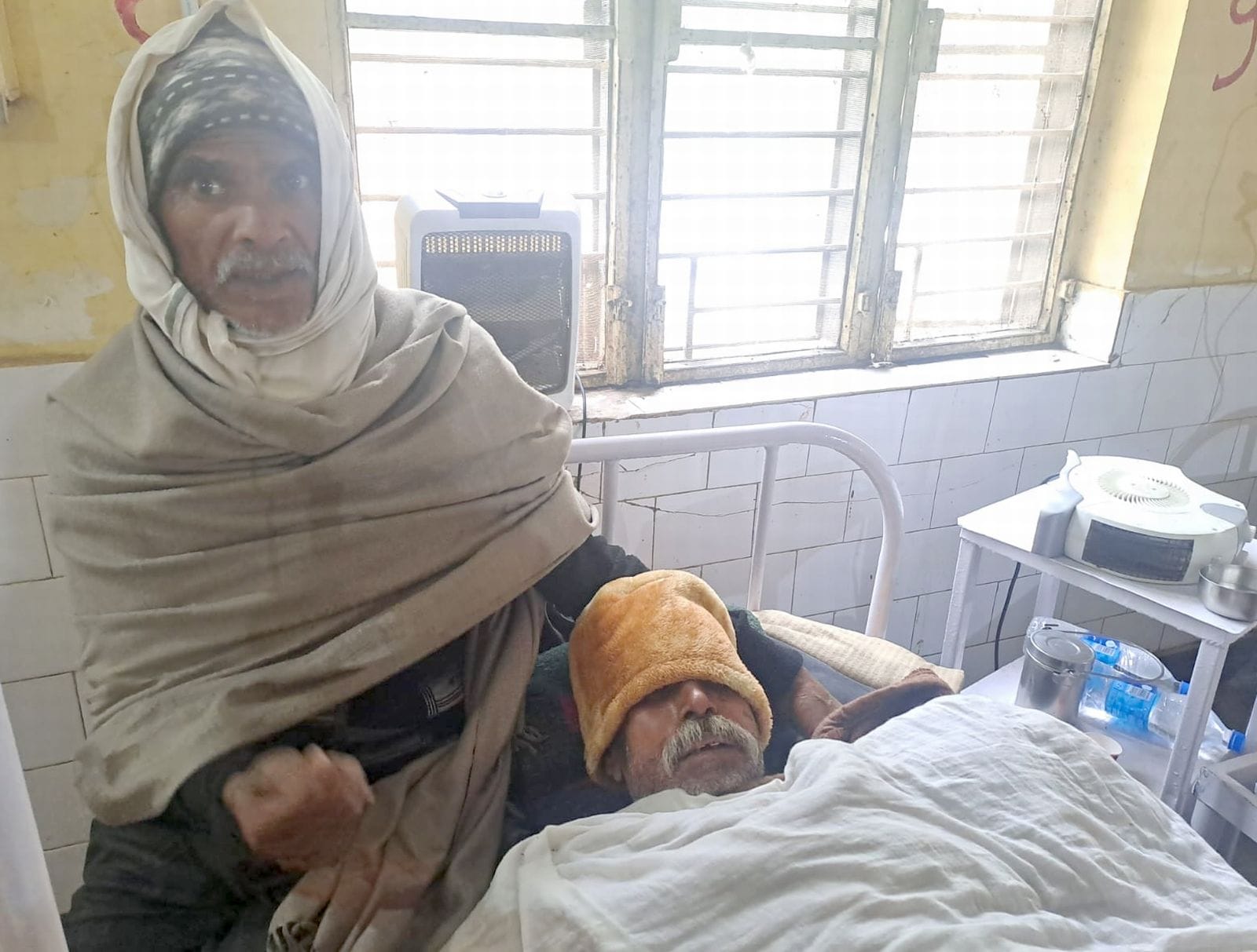 जिला अस्पताल में भर्ती घायल किसान। संवाद