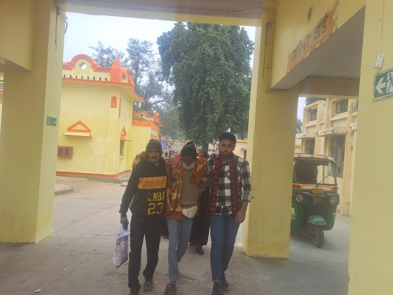 लोहाठेर निवासी असर शेख को सहारा देकर ले जाता भाई, संवाद लोहाठेर निवासी असर शेख को सहारा देकर ले जाता भाई, संवाद