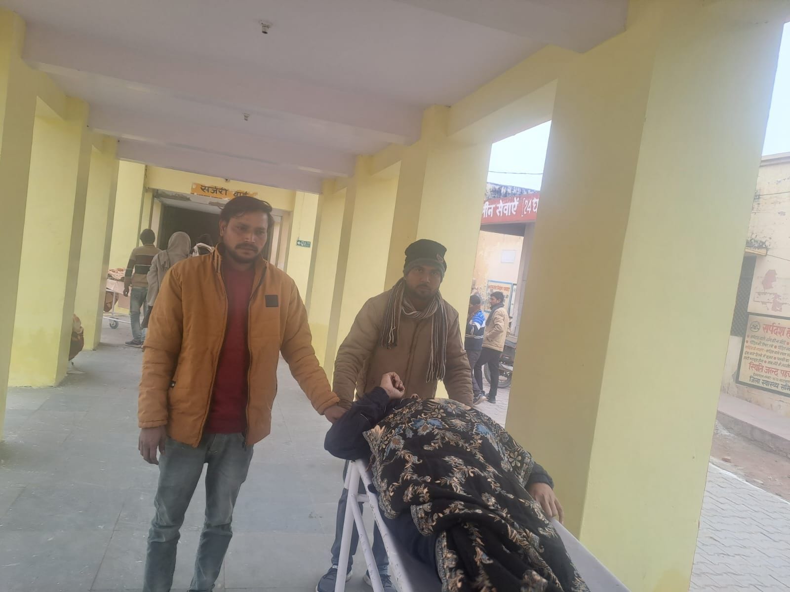 लोहाठेर निवासी असर शेख को सहारा देकर ले जाता भाई, संवाद लोहाठेर निवासी असर शेख को सहारा देकर ले जाता भाई, संवाद