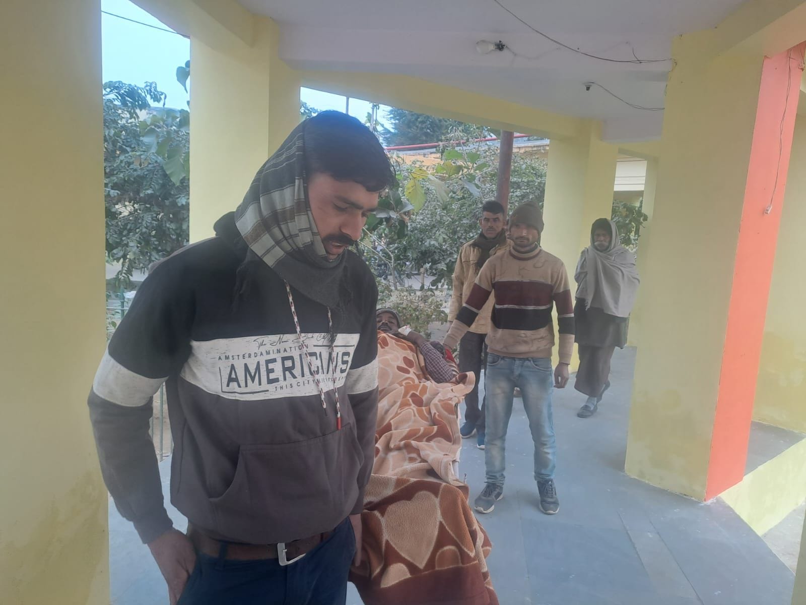 लोहाठेर निवासी असर शेख को सहारा देकर ले जाता भाई, संवाद लोहाठेर निवासी असर शेख को सहारा देकर ले जाता भाई, संवाद