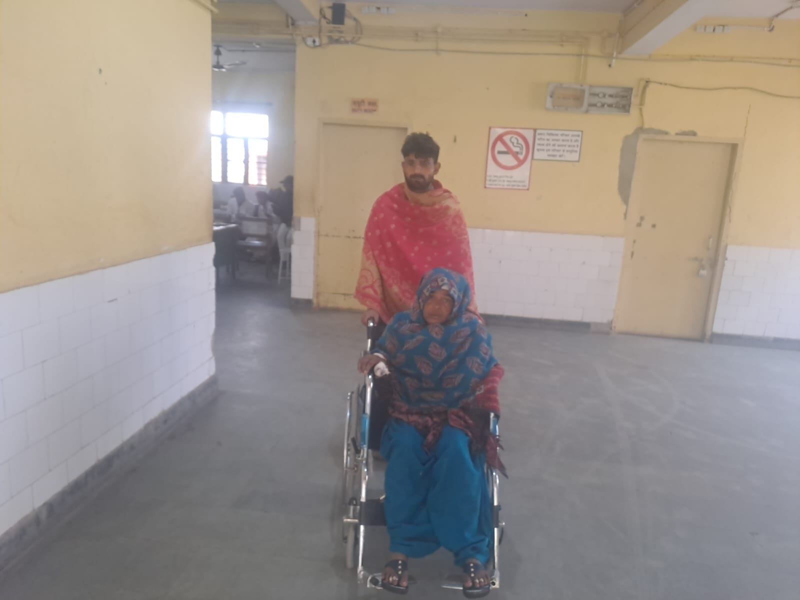 लोहाठेर निवासी असर शेख को सहारा देकर ले जाता भाई, संवाद लोहाठेर निवासी असर शेख को सहारा देकर ले जाता भाई, संवाद