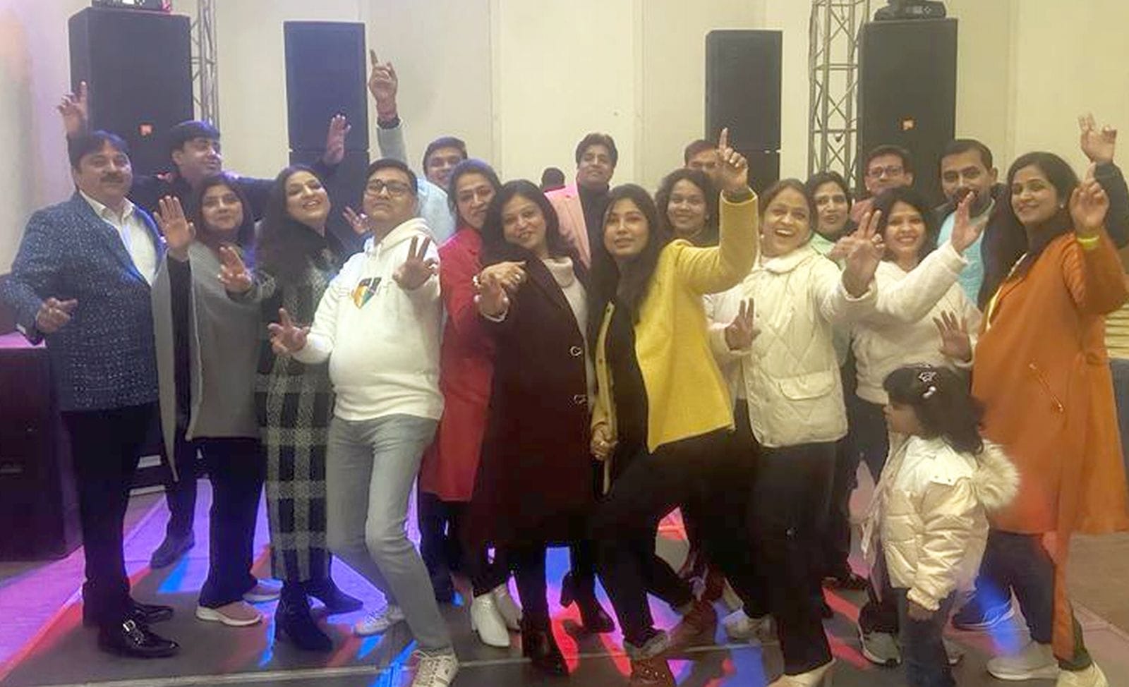 नए साल के स्वागत के लिए विश करने को फूल खरीदती युवति। संवाद