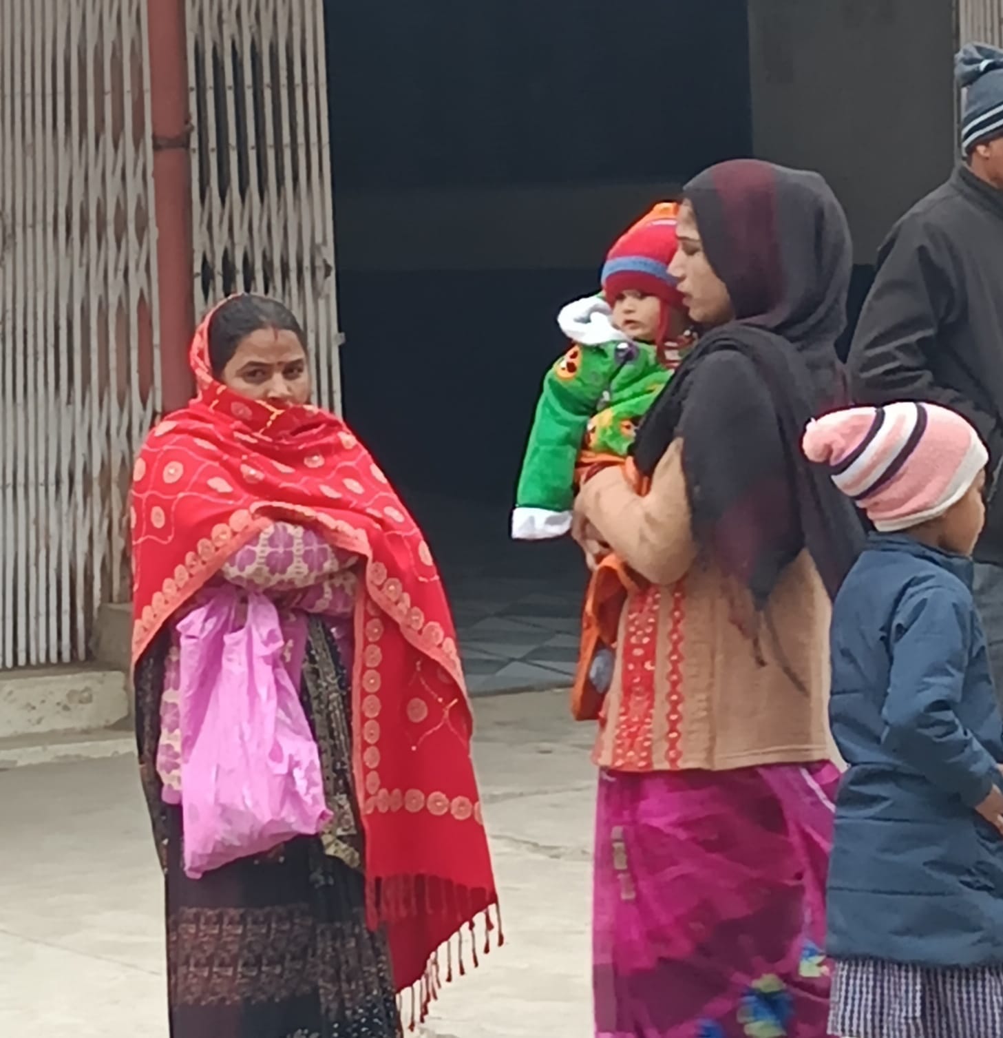 शनिवार की सुबह देवहा नदी पुल के पास बरेली रोड पर छाया कोहरा । संवाद