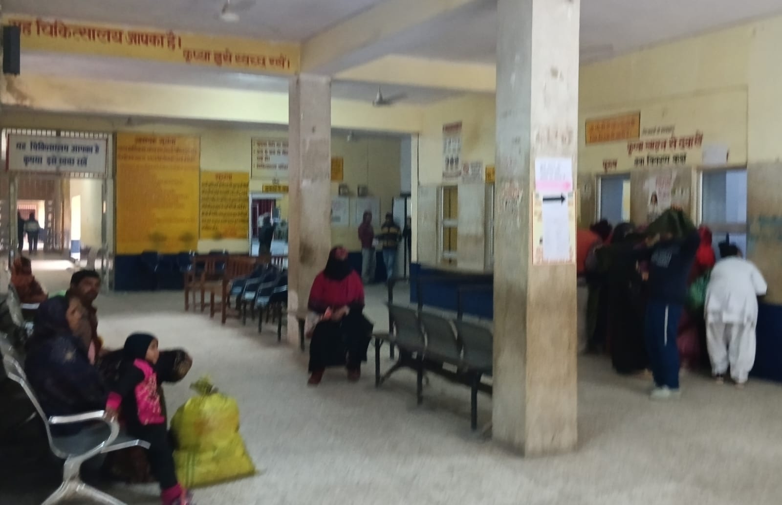 शनिवार की सुबह देवहा नदी पुल के पास बरेली रोड पर छाया कोहरा । संवाद