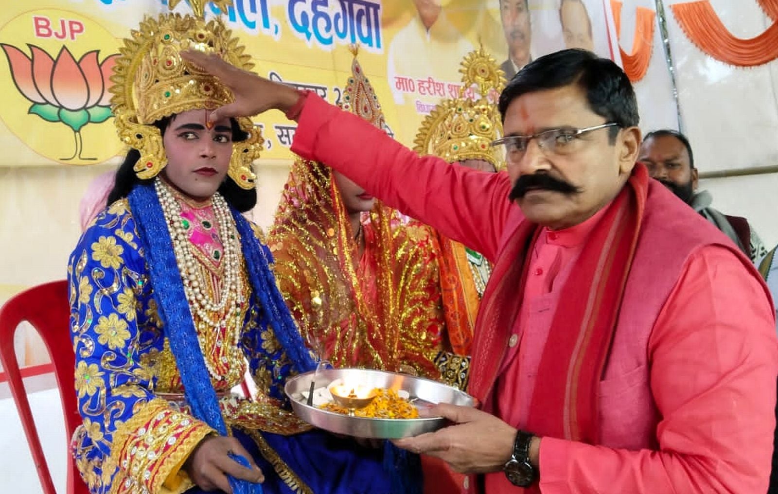 दहगवां में रामलीला में भगवान राम का राजतिलक करते सदर विधायक महेश चंद्र गुप्ता। संवाद दहगवां में रामलीला में भगवान राम का राजतिलक करते सदर विधायक महेश चंद्र गुप्ता। संवाद