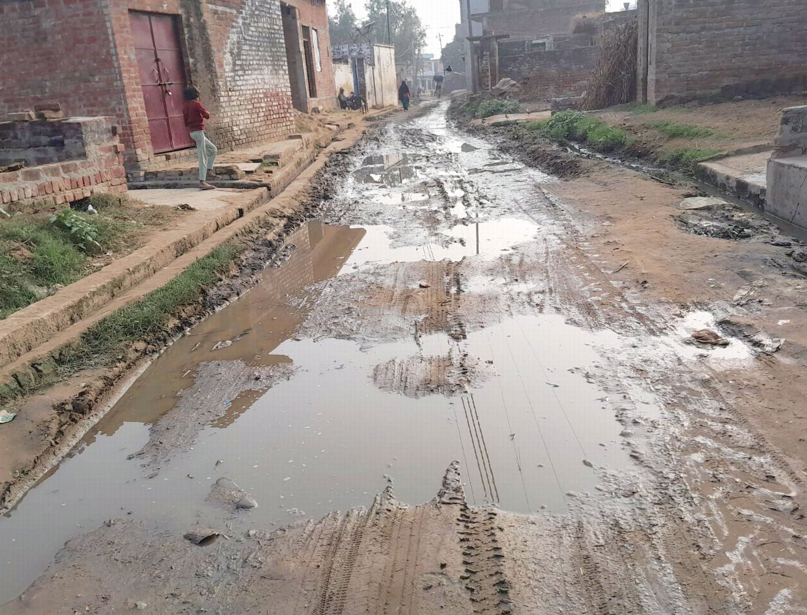 दरियापुर से सराय मनसुख जाने वाली टूटी पड़ी सड़क। संवाद
