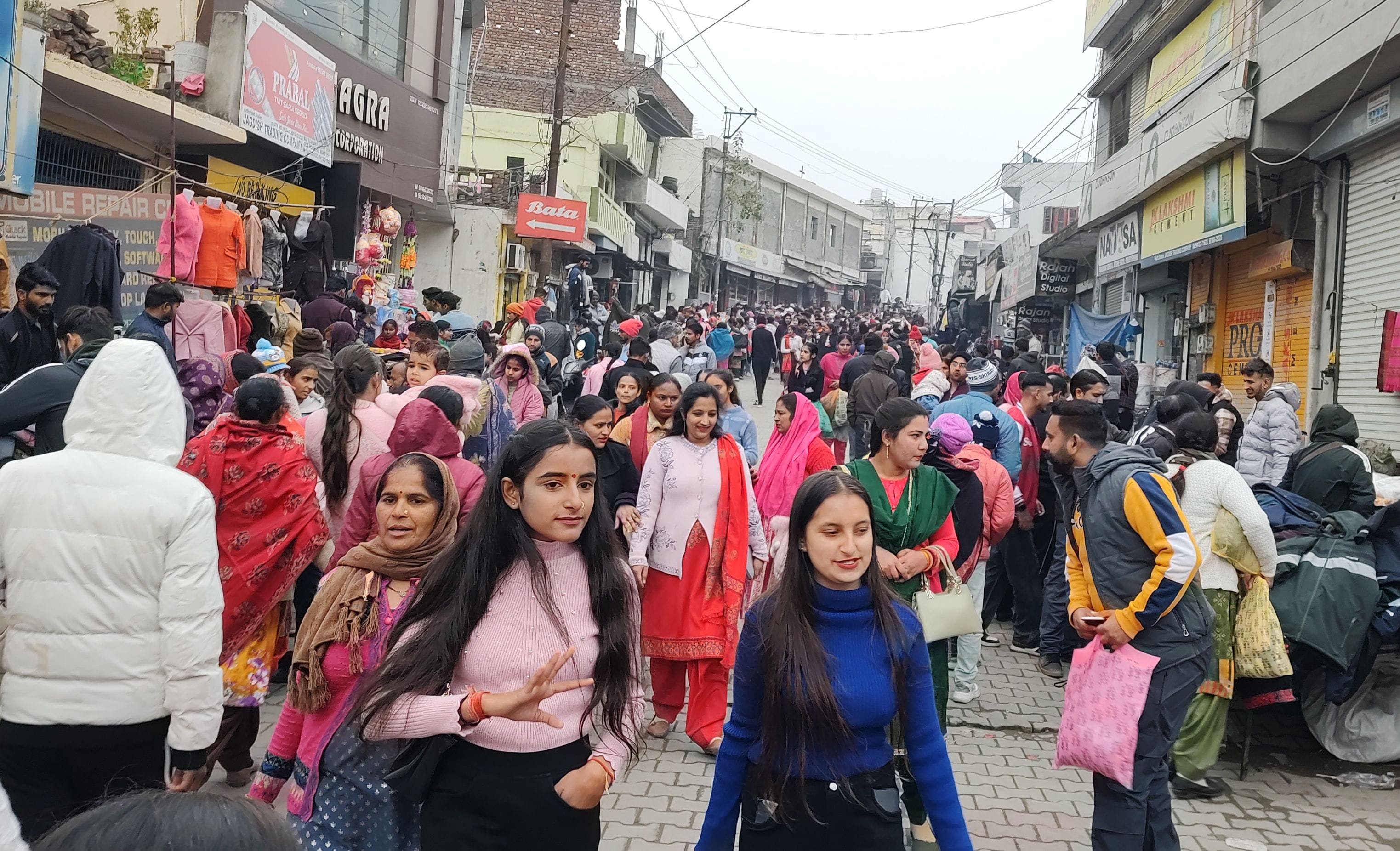 ऊना में नव बर्ष लगे जाम में फसे वाहन।संवाद