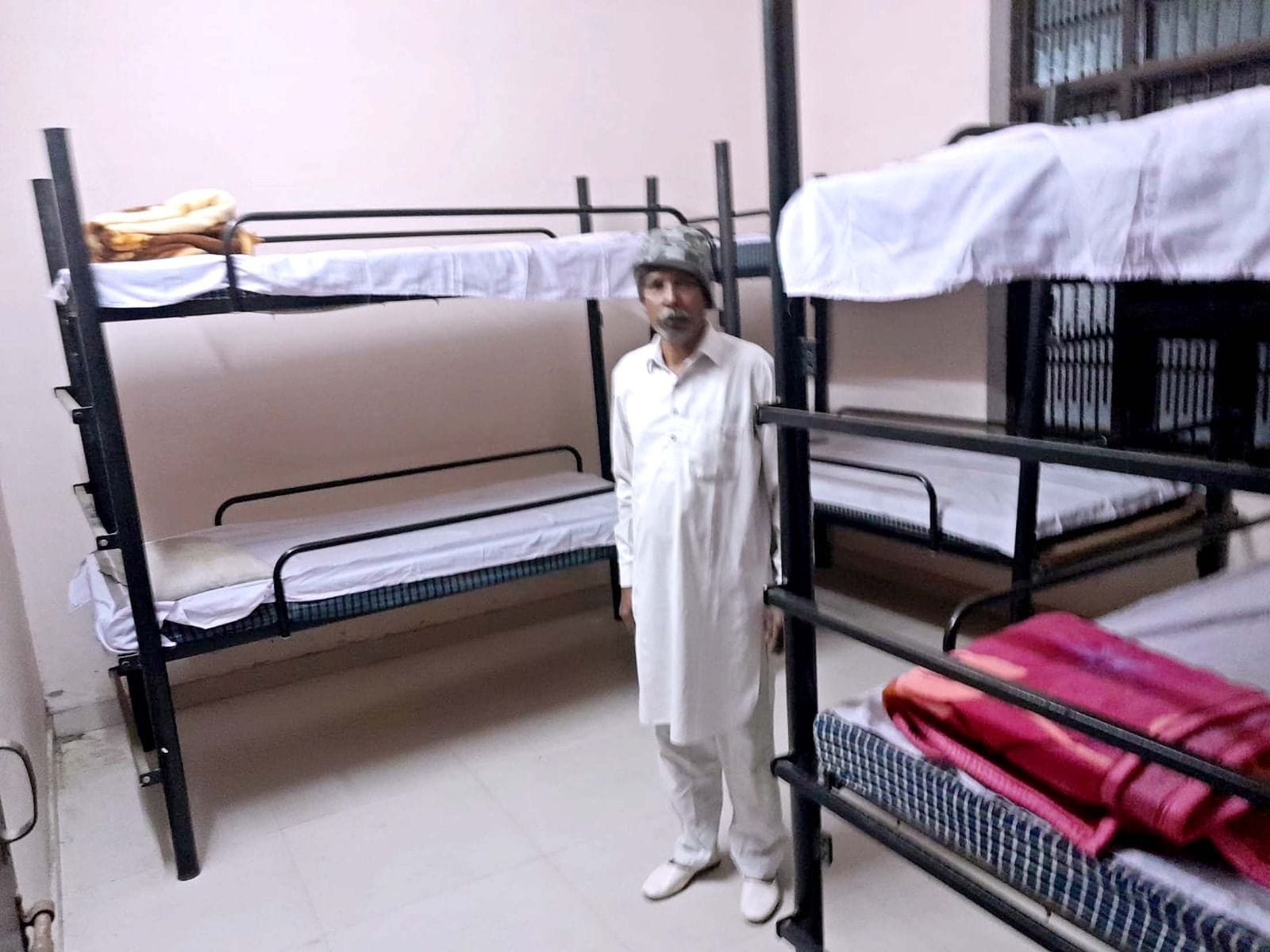 31जेएनडी15: पालिका बाजार स्थित रेन बसेरे का फोटो। संवाद।