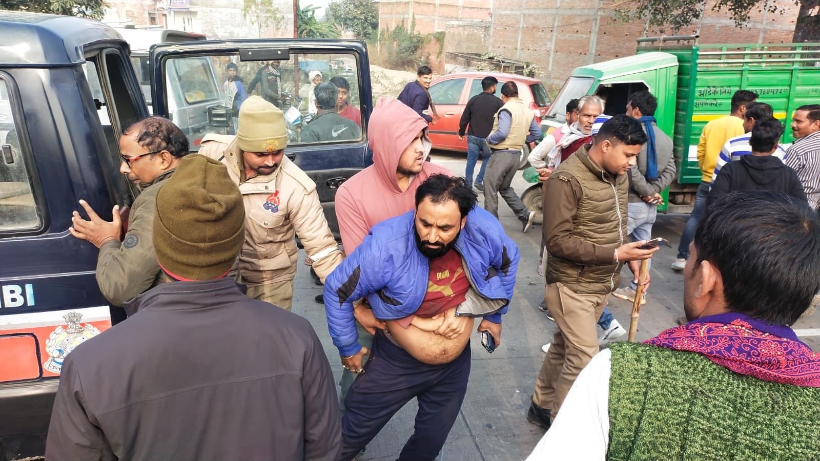 अजुहा के पास राष्ट्रीय राजमार्ग में चक्का जाम के दौरान कुछ इस तरह से निकलती एंबुलेंस।        सं
