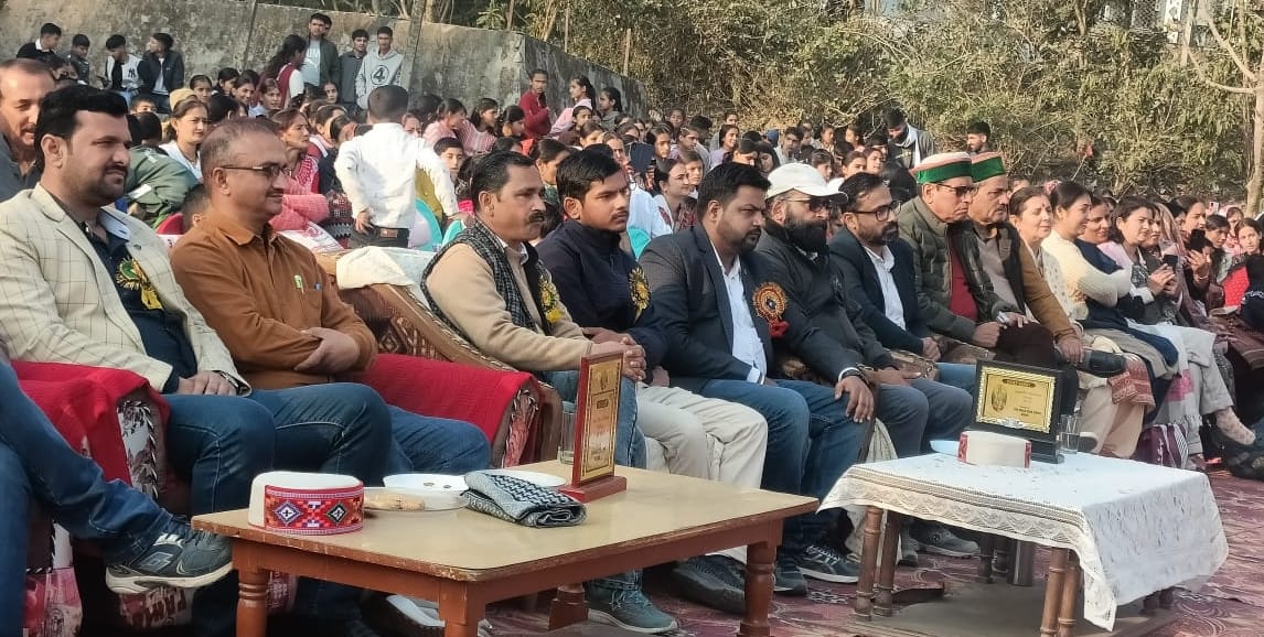 हिम पब्लिक स्कूल सतौन में वार्षिक समारोह के दौरान प्रस्तुति देते प्रतिभागी। संवाद हिम पब्लिक स्कूल सतौन में वार्षिक समारोह के दौरान प्रस्तुति देते प्रतिभागी। संवाद