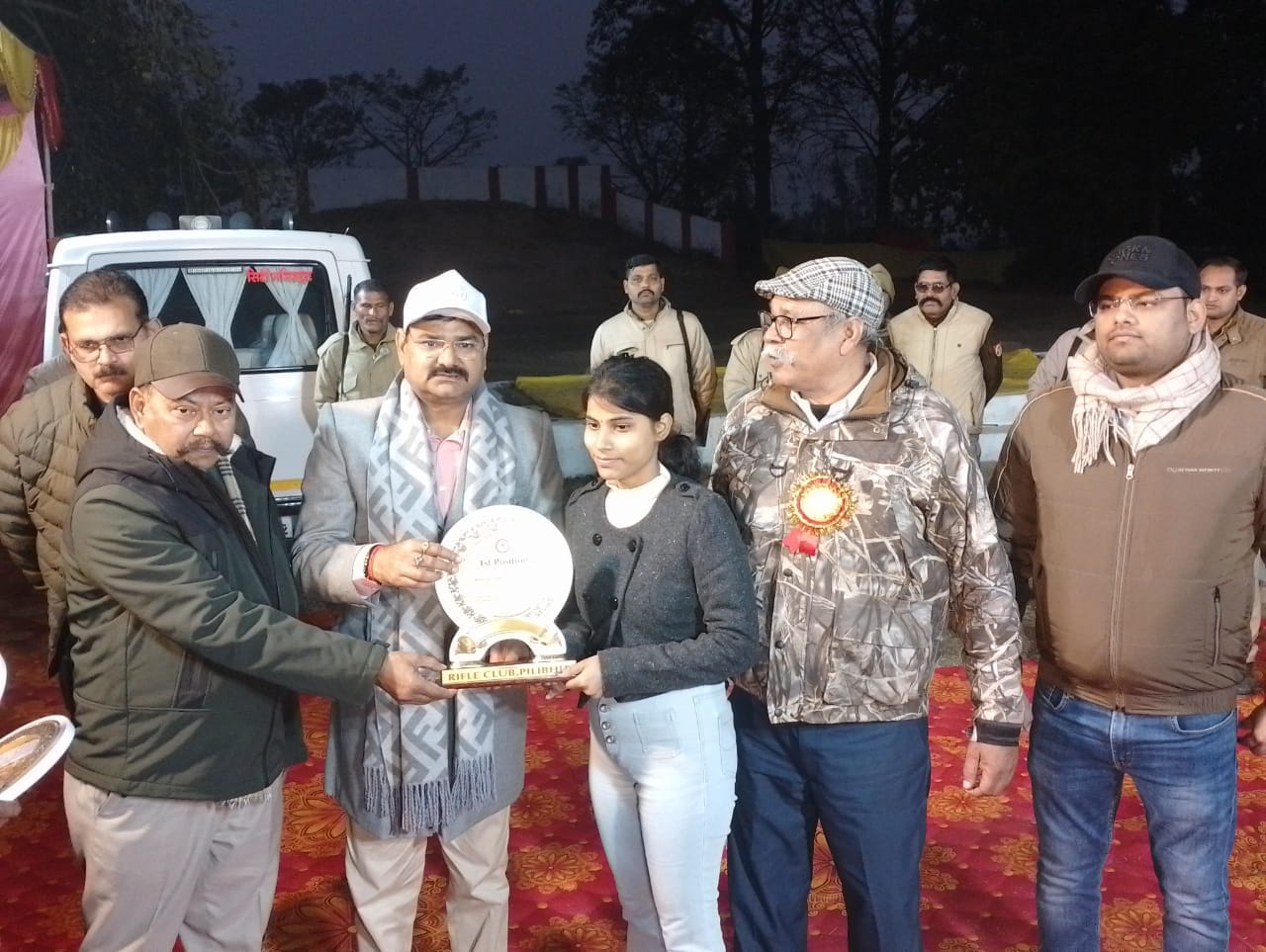 जिला रायफल क्लब की शूटिंग प्रतियोगिता में निशाना लगाते प्रतियोगी । संवाद