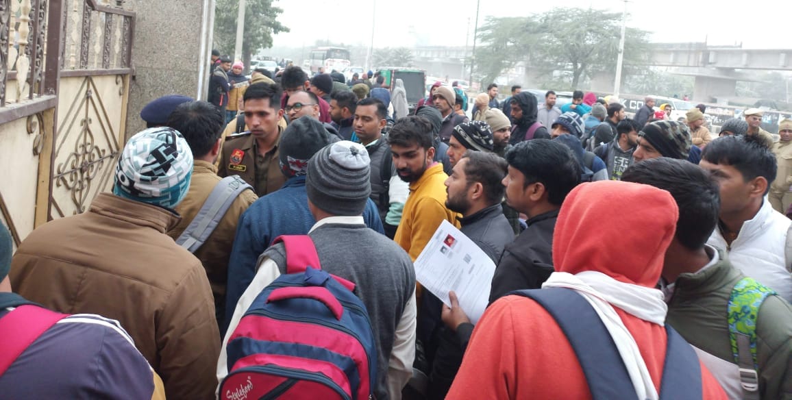 कुरुक्षेत्र। परीक्षा केंद्र में जाने से पहले अपना रोल नंबर देखते अभ्यर्थी। संवाद कुरुक्षेत्र। परीक्षा केंद्र में जाने से पहले अपना रोल नंबर देखते अभ्यर्थी। संवाद