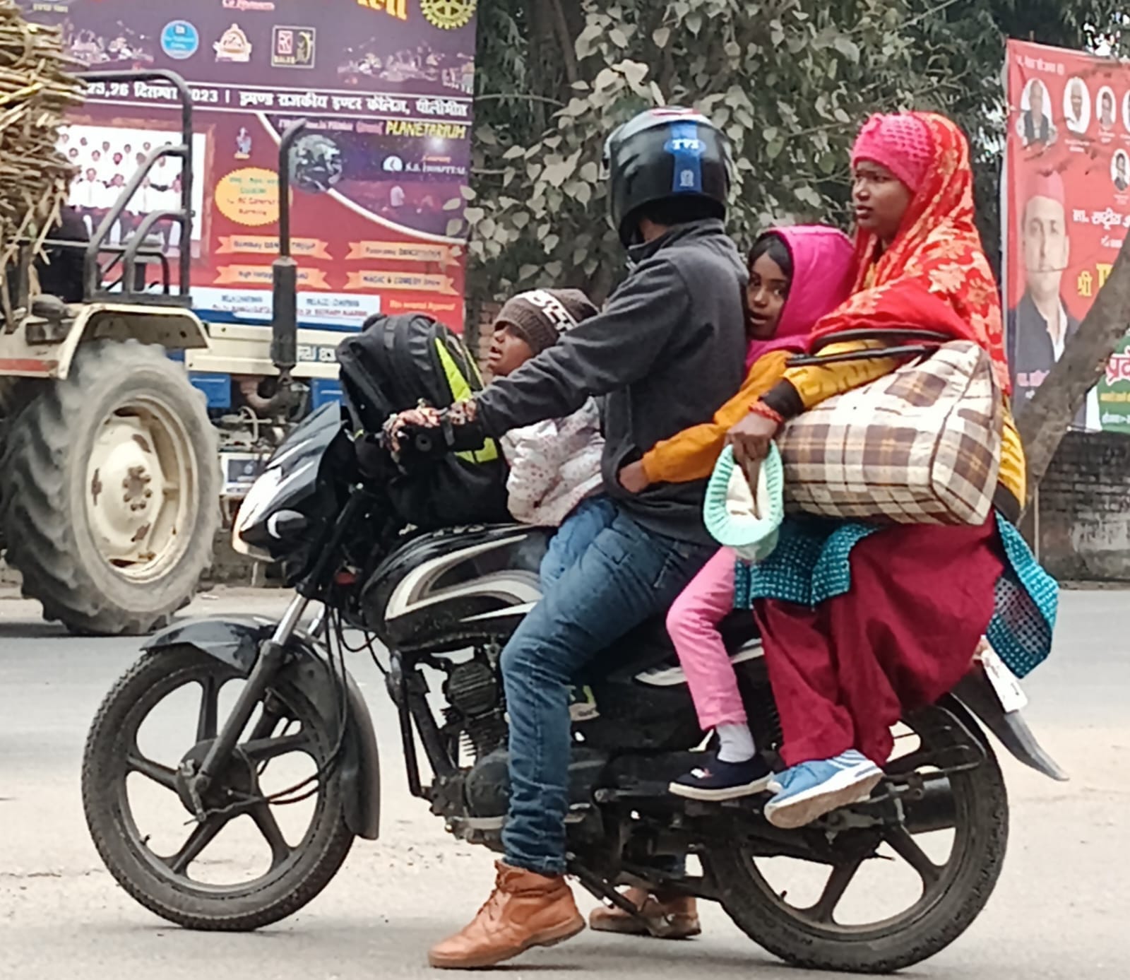 खेत में लहराती गेंहू की फसल । संवाद