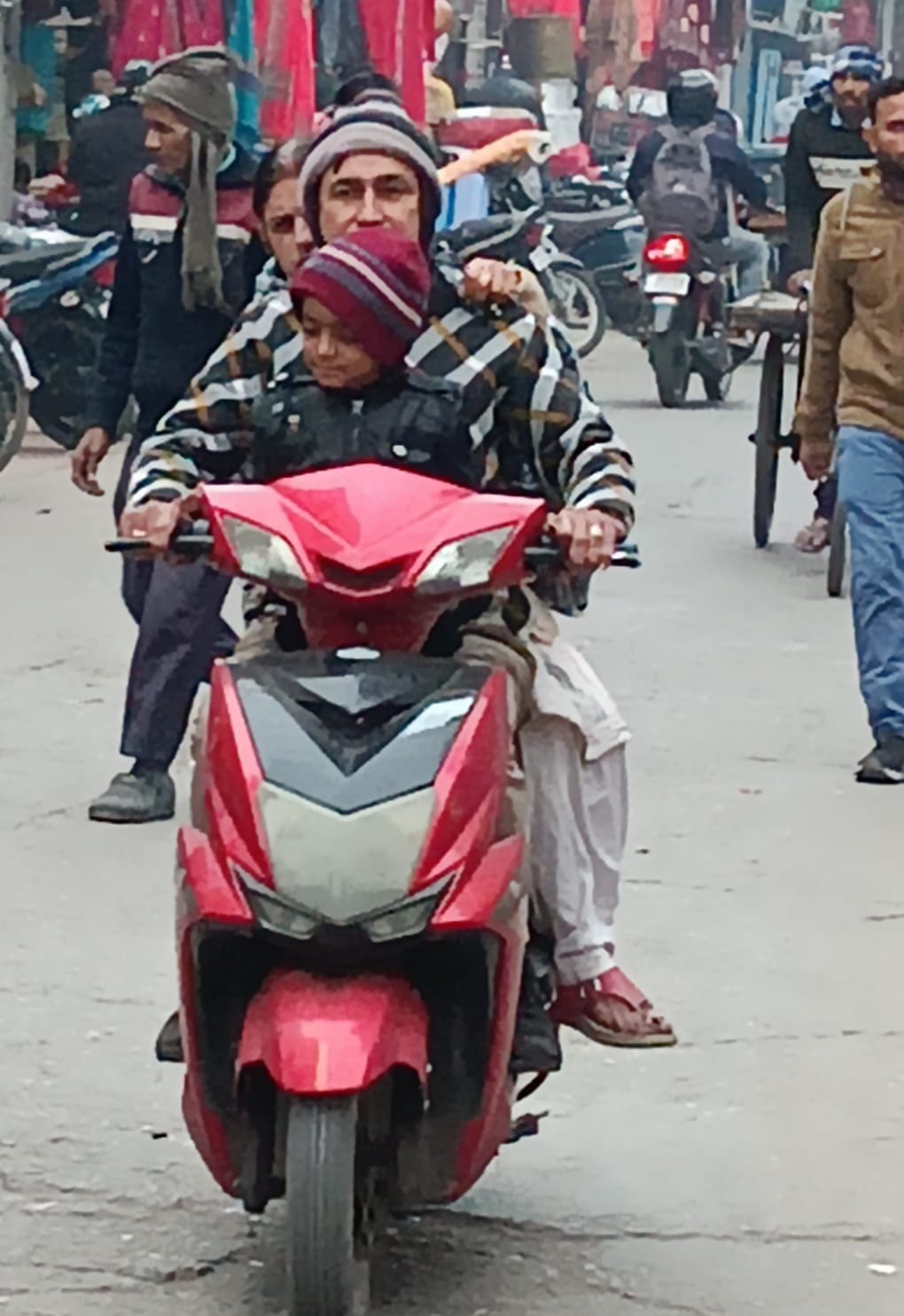 खेत में लहराती गेंहू की फसल । संवाद