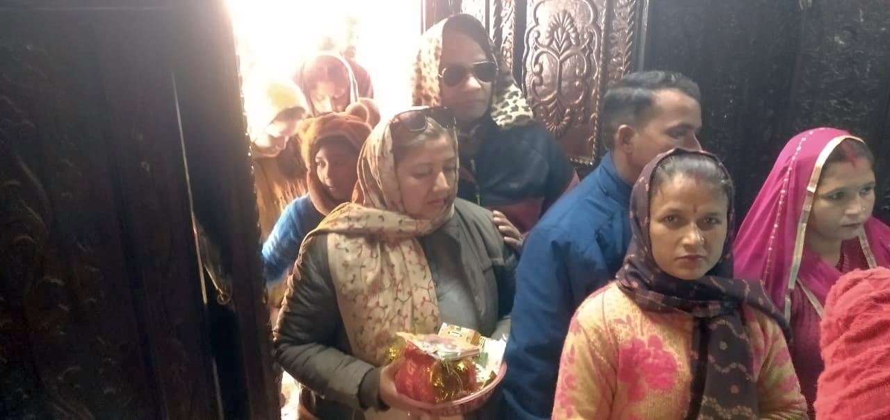 नववर्ष पर त्रिलोकपुर स्थित महामाया बालासुंदरी मंदिर परिसर में कतारों में खड़े श्रद्धालुगण। संव