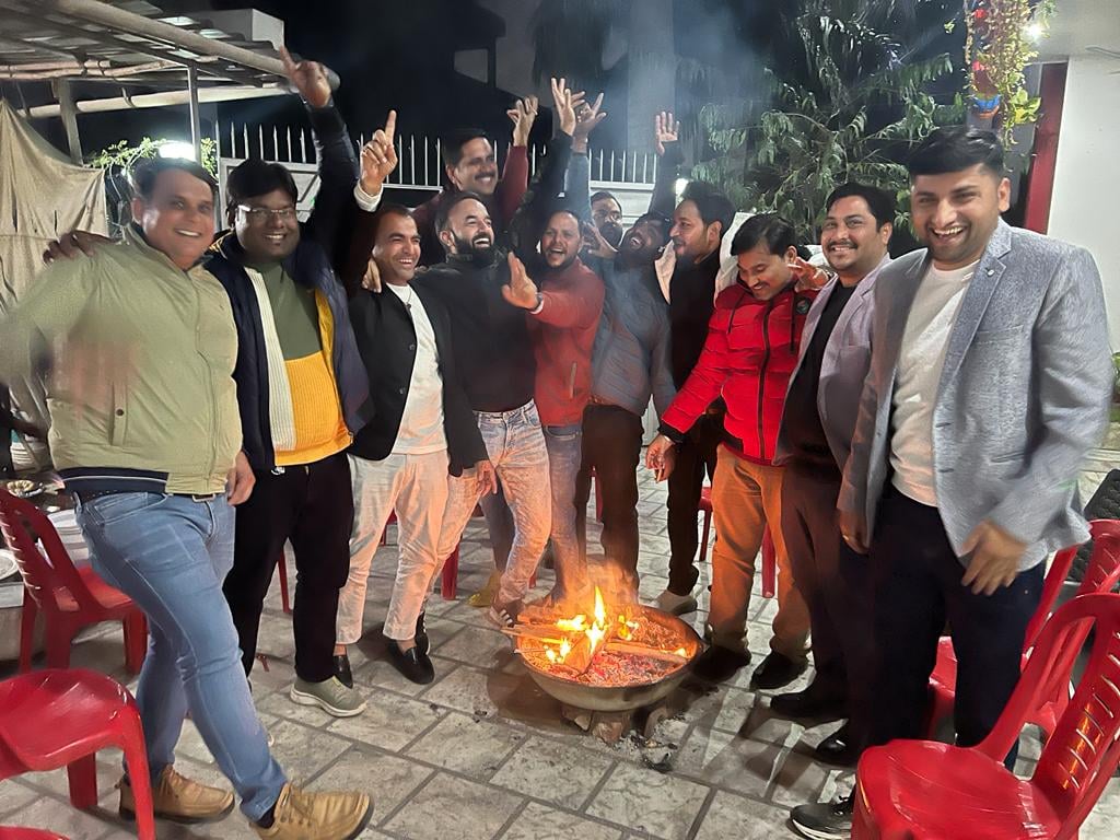 रेहड़ में अमानगढ़ रेंज कार्यालय परिसर केहरीपुर में स्टाफ के साथ केक काटकर नया साल मनाती वन क्षे रेहड़ में अमानगढ़ रेंज कार्यालय परिसर केहरीपुर में स्टाफ के साथ केक काटकर नया साल मनाती वन क्षे