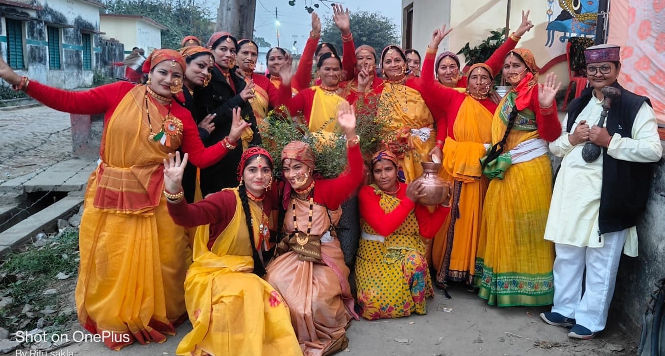 रेहड़ में अमानगढ़ रेंज कार्यालय परिसर केहरीपुर में स्टाफ के साथ केक काटकर नया साल मनाती वन क्षे रेहड़ में अमानगढ़ रेंज कार्यालय परिसर केहरीपुर में स्टाफ के साथ केक काटकर नया साल मनाती वन क्षे