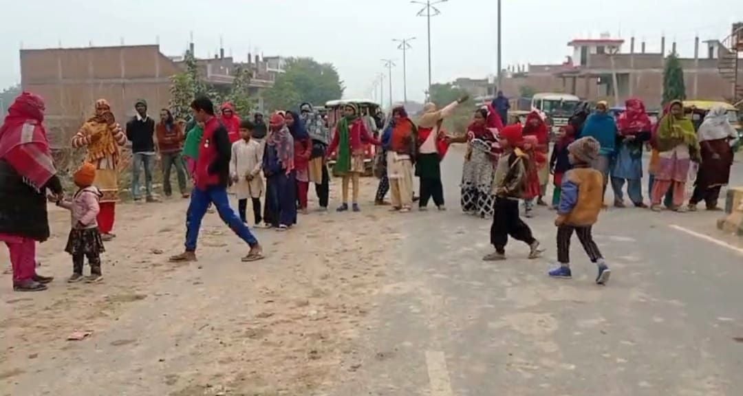 समदा कांशीराम कालोनी के सामने हाइवे पर चक्का जाम करते लोग। संवाद समदा कांशीराम कालोनी के सामने हाइवे पर चक्का जाम करते लोग। संवाद
