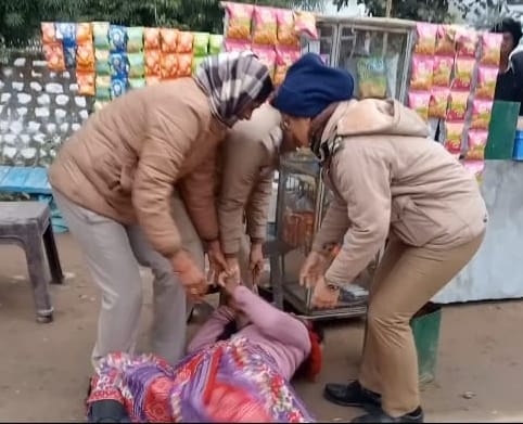 सांवल्दे वन चौकी पर सुबह पांच बजे धरना देते ग्रामीण।