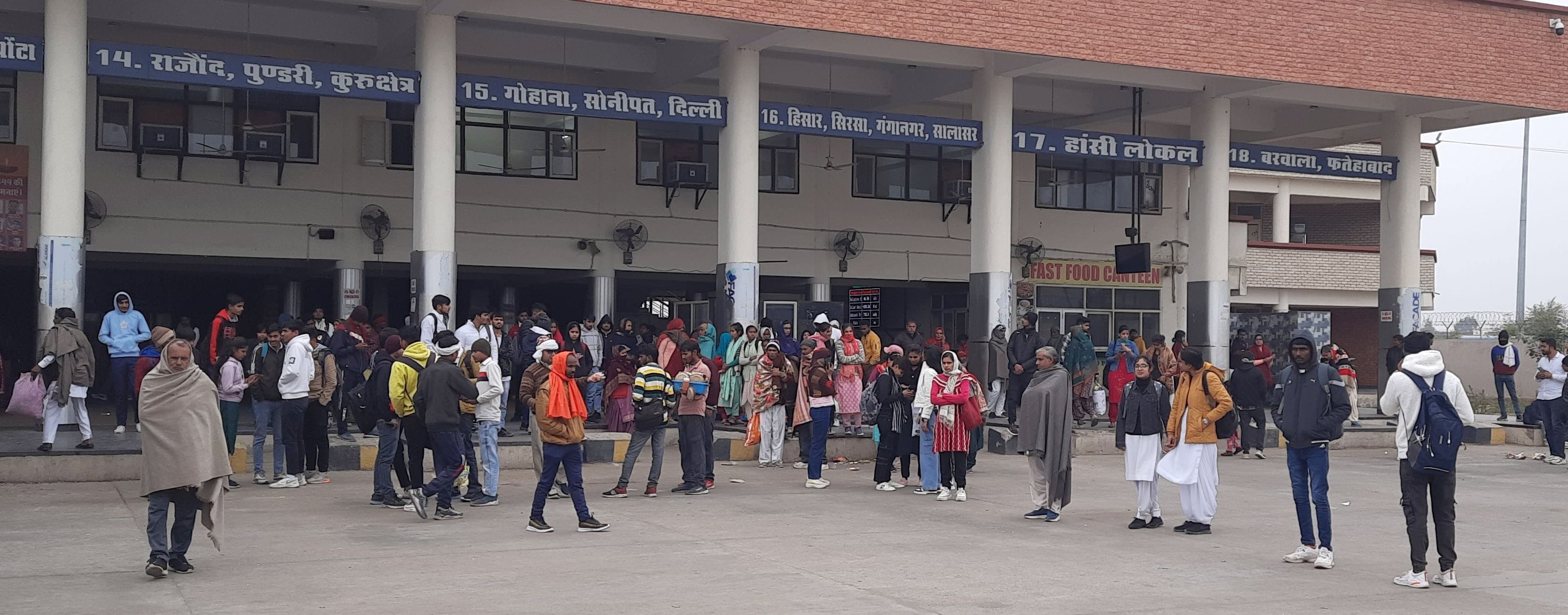 01जेएनडी10-हड़ताल के चलते रोडवेज बस में सवार होते यात्री। संवाद 01जेएनडी10-हड़ताल के चलते रोडवेज बस में सवार होते यात्री। संवाद