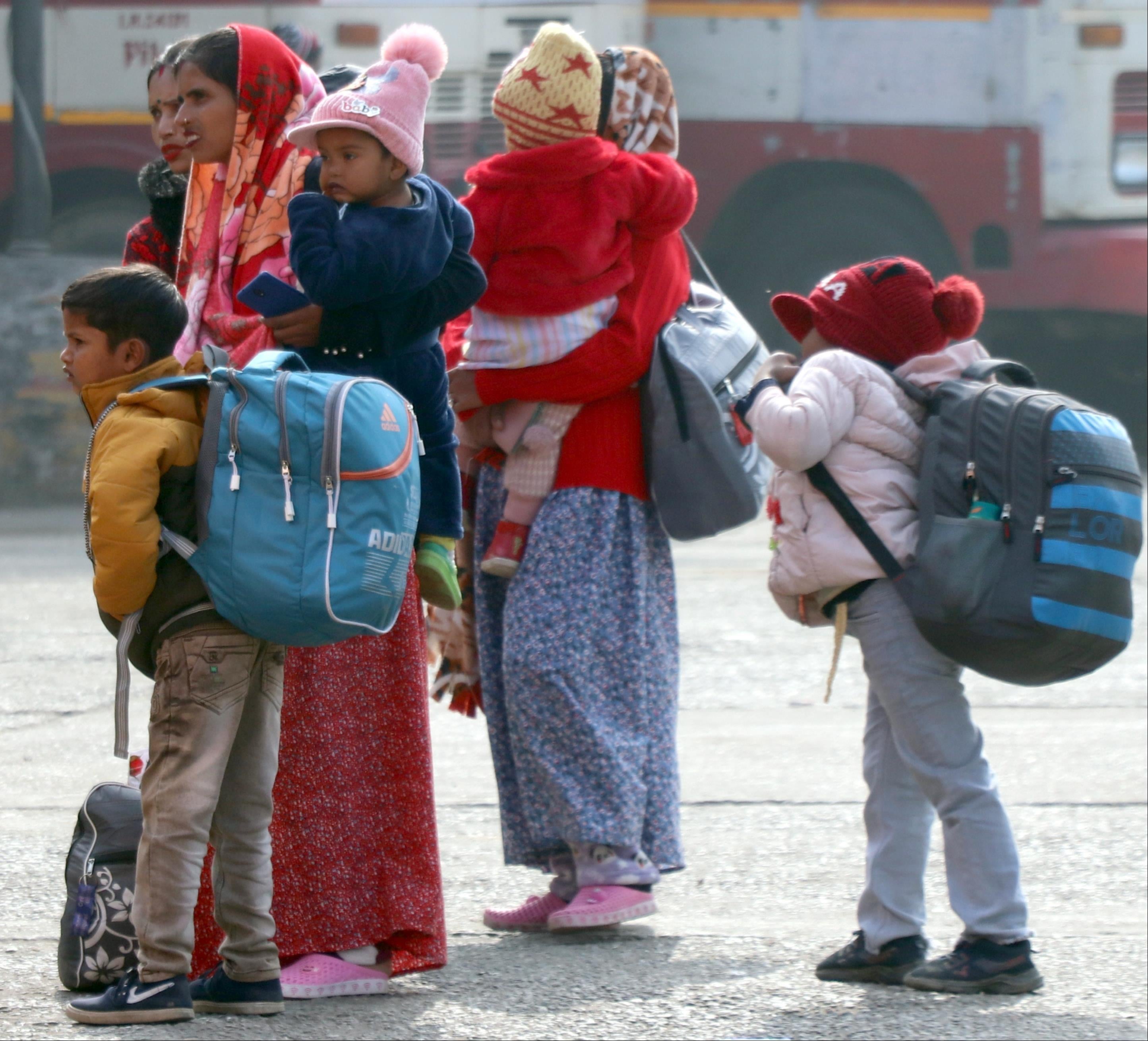 बिजनौर में चालकों की हड़ताल के दौरान सिविल लाइन में पेट्रोल पंप पर लगी भीड़। बिजनौर में चालकों की हड़ताल के दौरान सिविल लाइन में पेट्रोल पंप पर लगी भीड़।