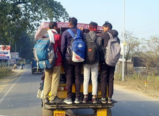 बिजनौर में चालकों की हड़ताल के दौरान सिविल लाइन में पेट्रोल पंप पर लगी भीड़। बिजनौर में चालकों की हड़ताल के दौरान सिविल लाइन में पेट्रोल पंप पर लगी भीड़।