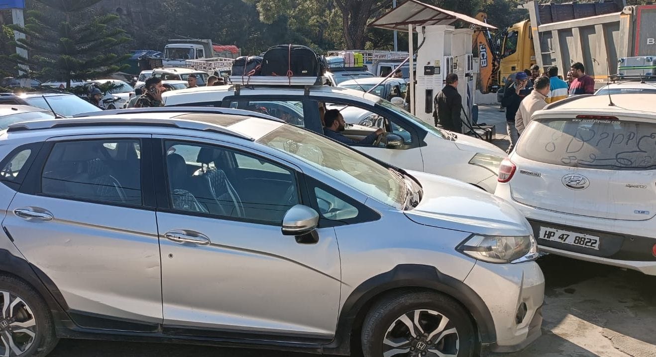 चंबा में केंद्र सरकार द्वारा बनाए गए कानून को लेकर हड़ताल के चलते बनीखेत के पास एनएच किनारे खड चंबा में केंद्र सरकार द्वारा बनाए गए कानून को लेकर हड़ताल के चलते बनीखेत के पास एनएच किनारे खड