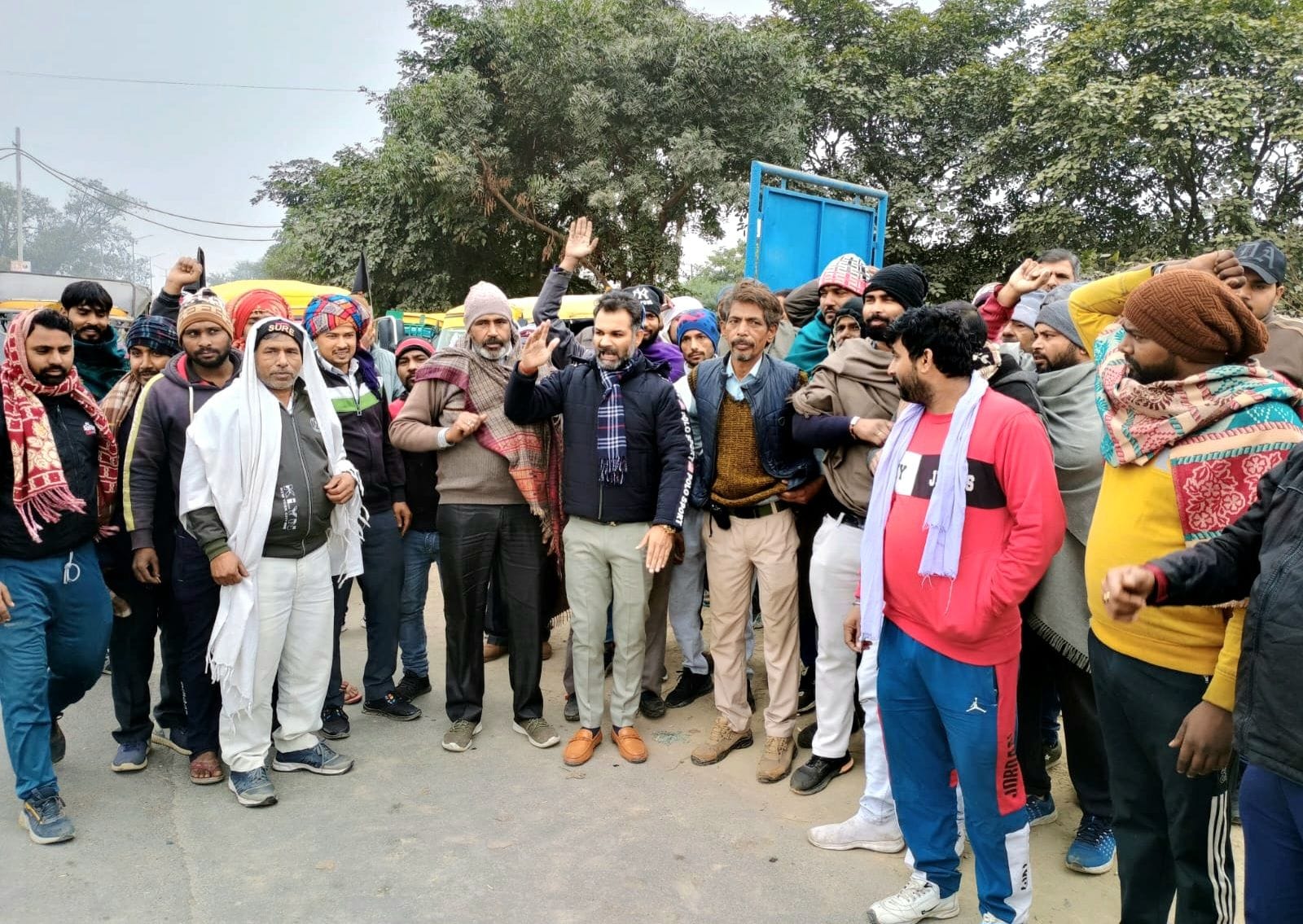फोटो 32- सोनीपत के सैन चौक पर हिट एंड रन के नए कानून के खिलाफ विरोध करते करते आप नेता देवेंद्र 